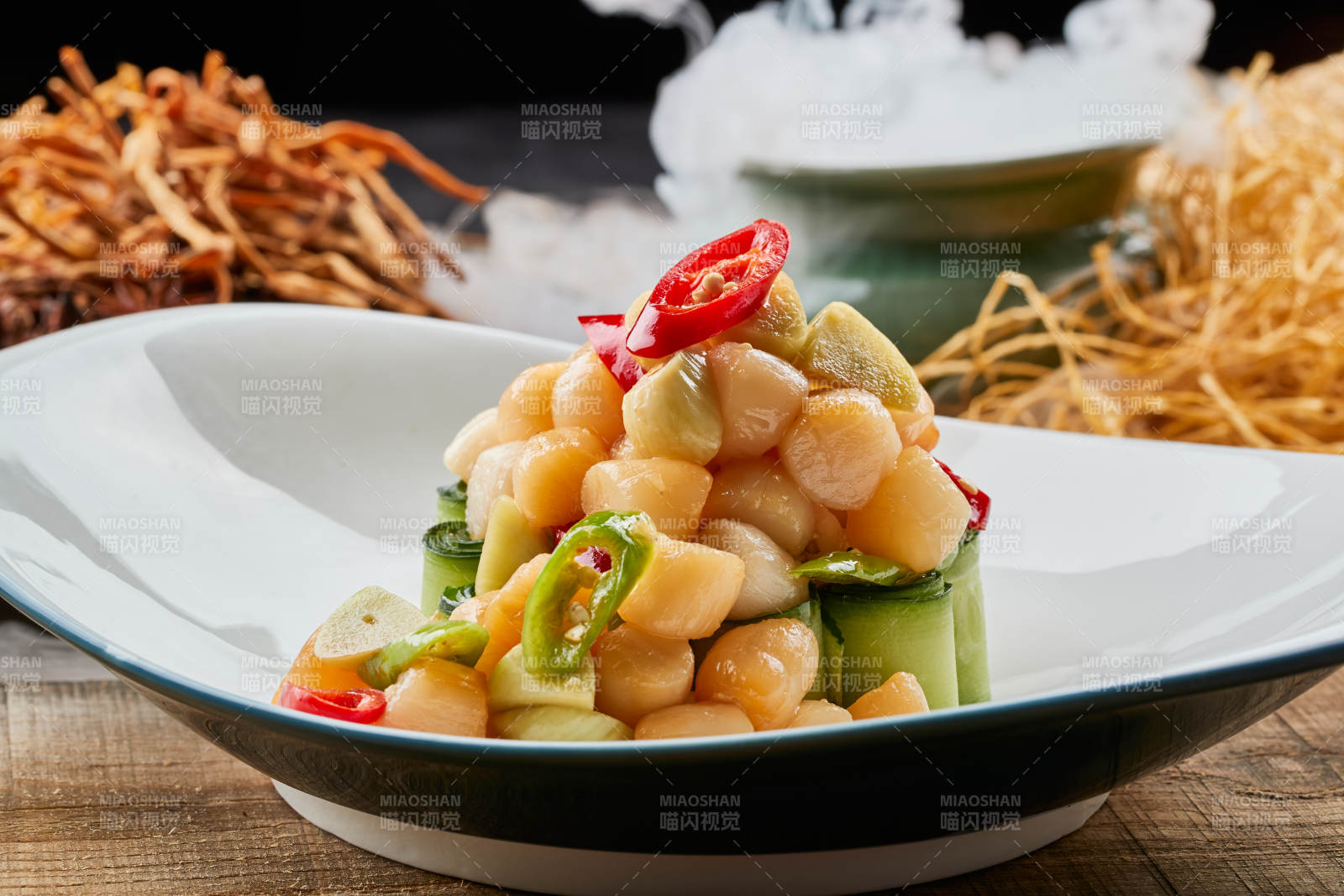 陈旧木板上的月牙瓷盘装的蒜香瑶柱带子图片