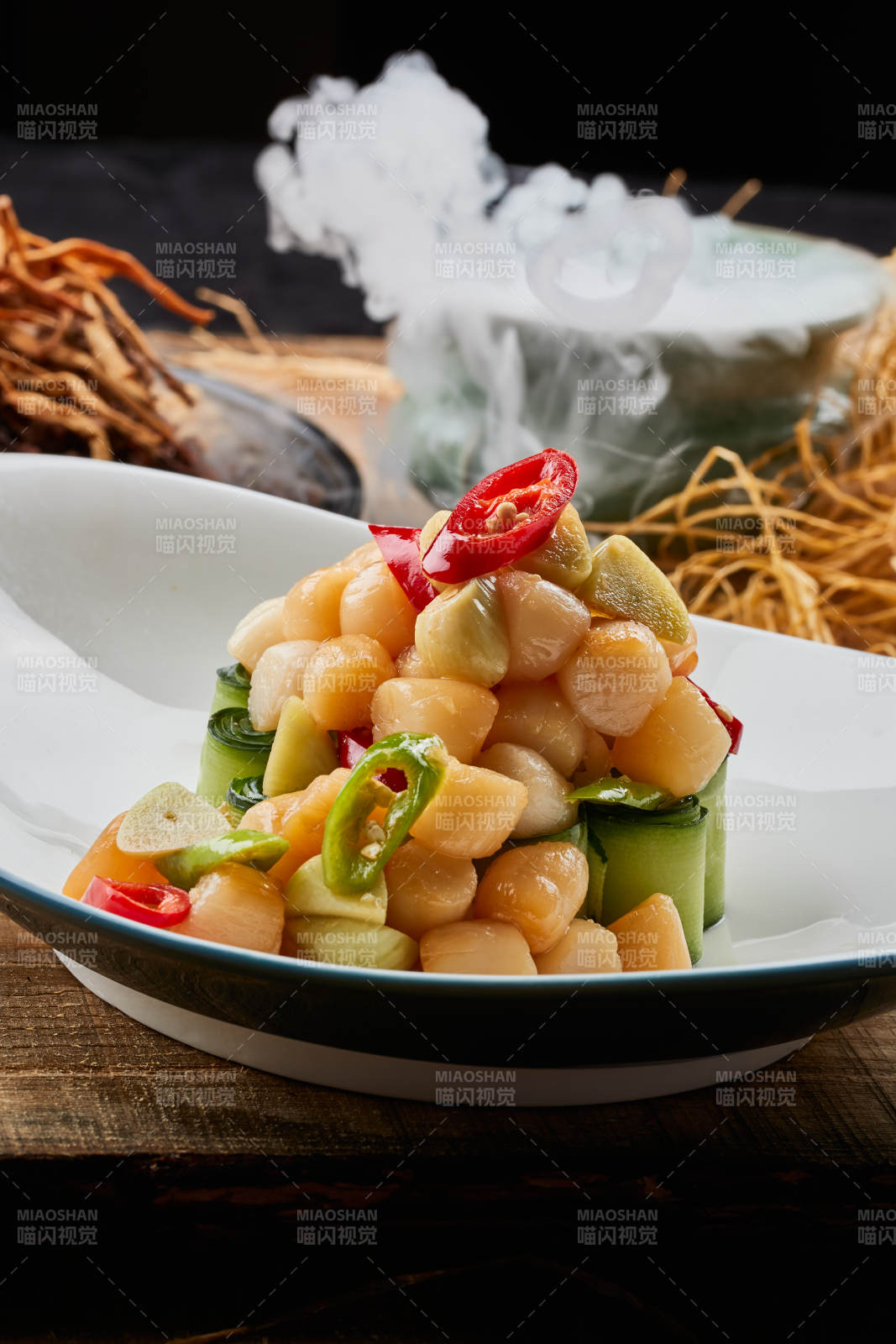 陈旧木板上的月牙瓷盘装的蒜香瑶柱带子图片