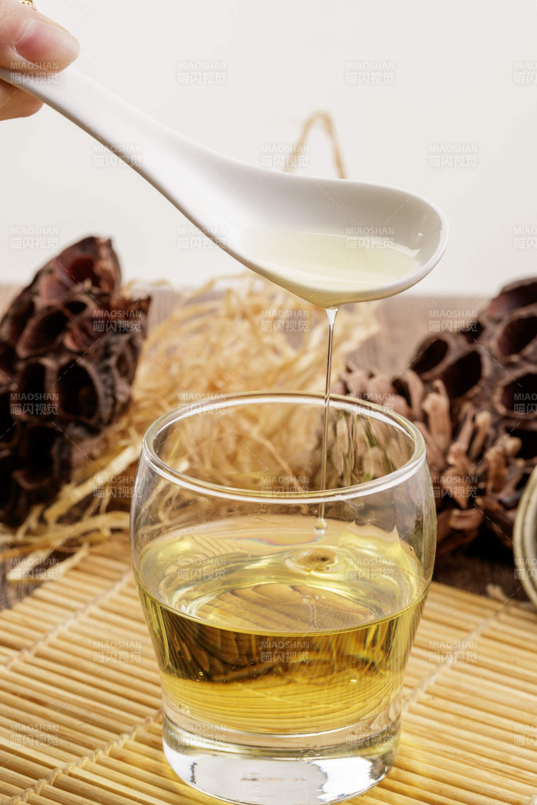 复杂背景中的器皿中盛着的优质亚麻籽油