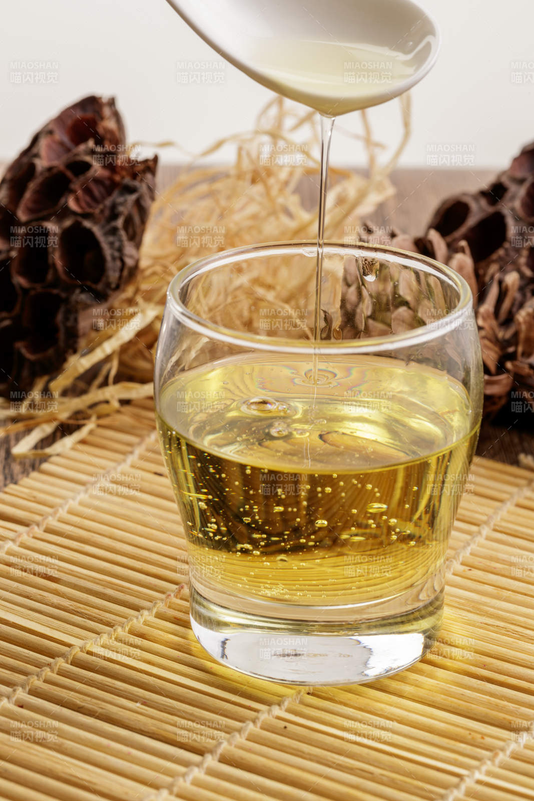 复杂背景中的器皿中盛着的优质亚麻籽油