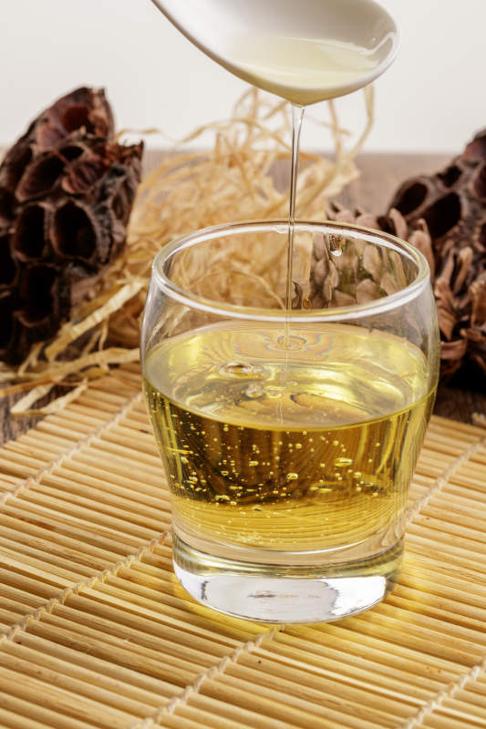 复杂背景中的器皿中盛着的优质亚麻籽油