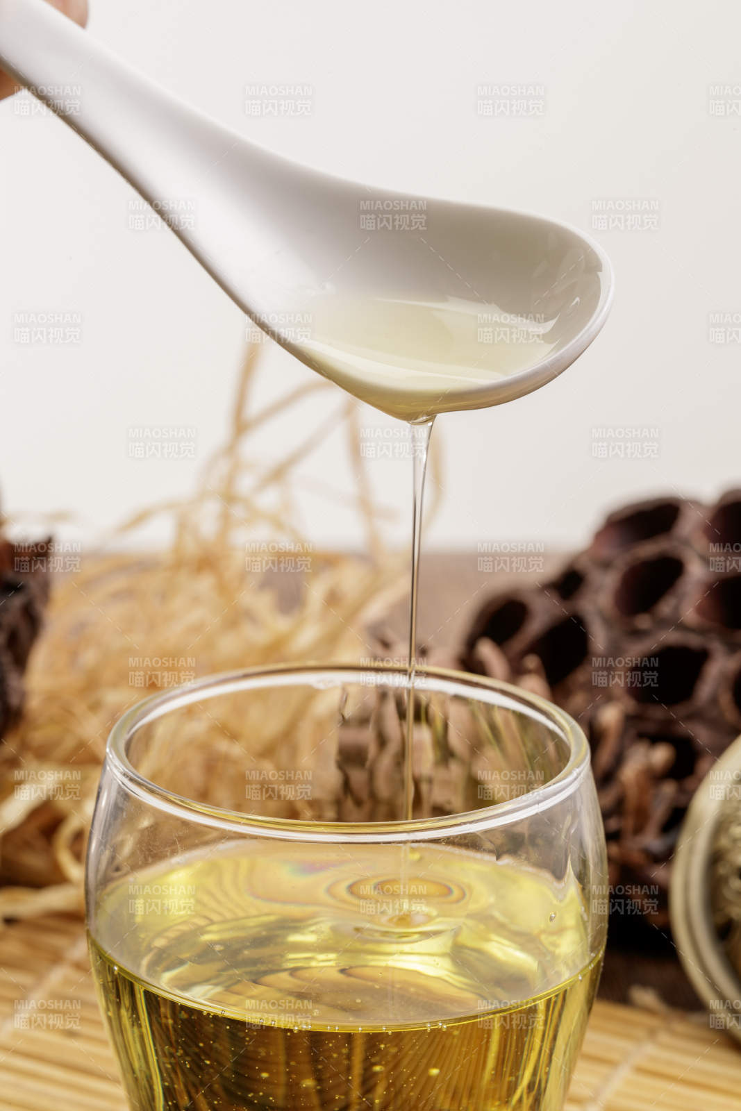 复杂背景中的器皿中盛着的优质亚麻籽油