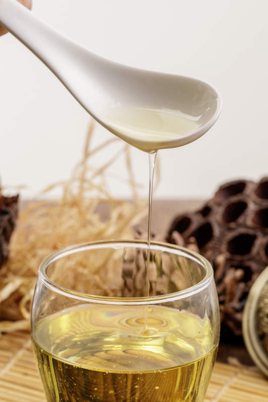 复杂背景中的器皿中盛着的优质亚麻籽油