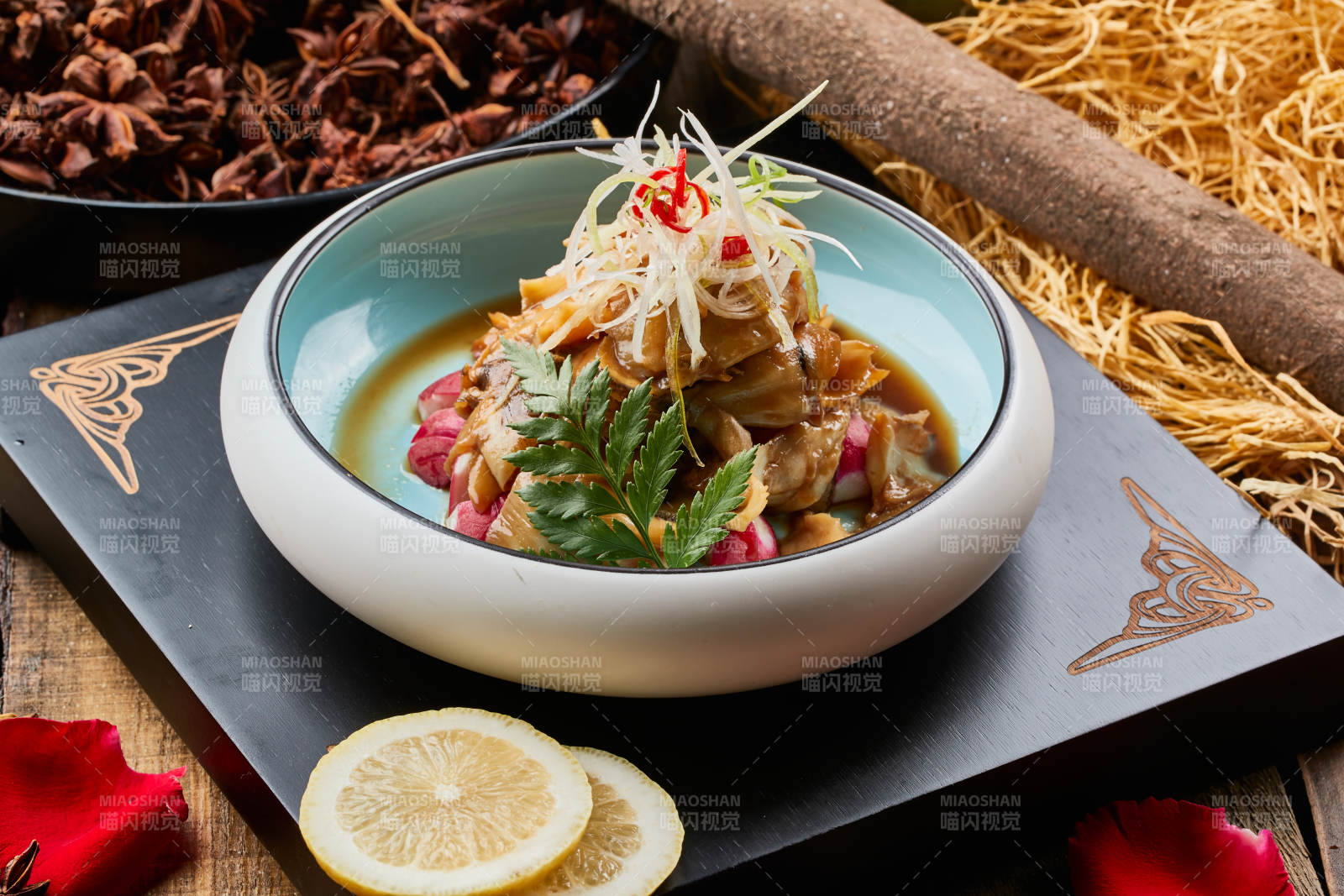 陈旧木板上的双色青釉圆盘装的云南醉鱼