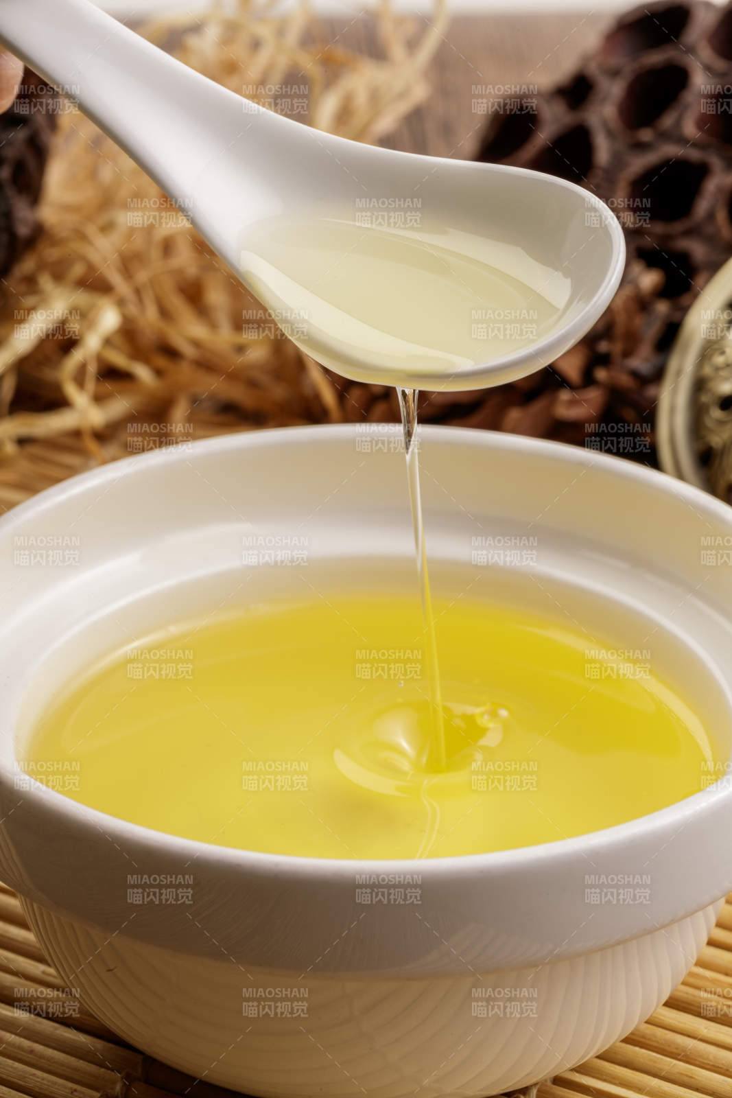 复杂背景中的器皿中盛着的优质亚麻籽油