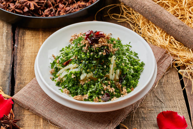 白色瓷盘装的葱香土豆条