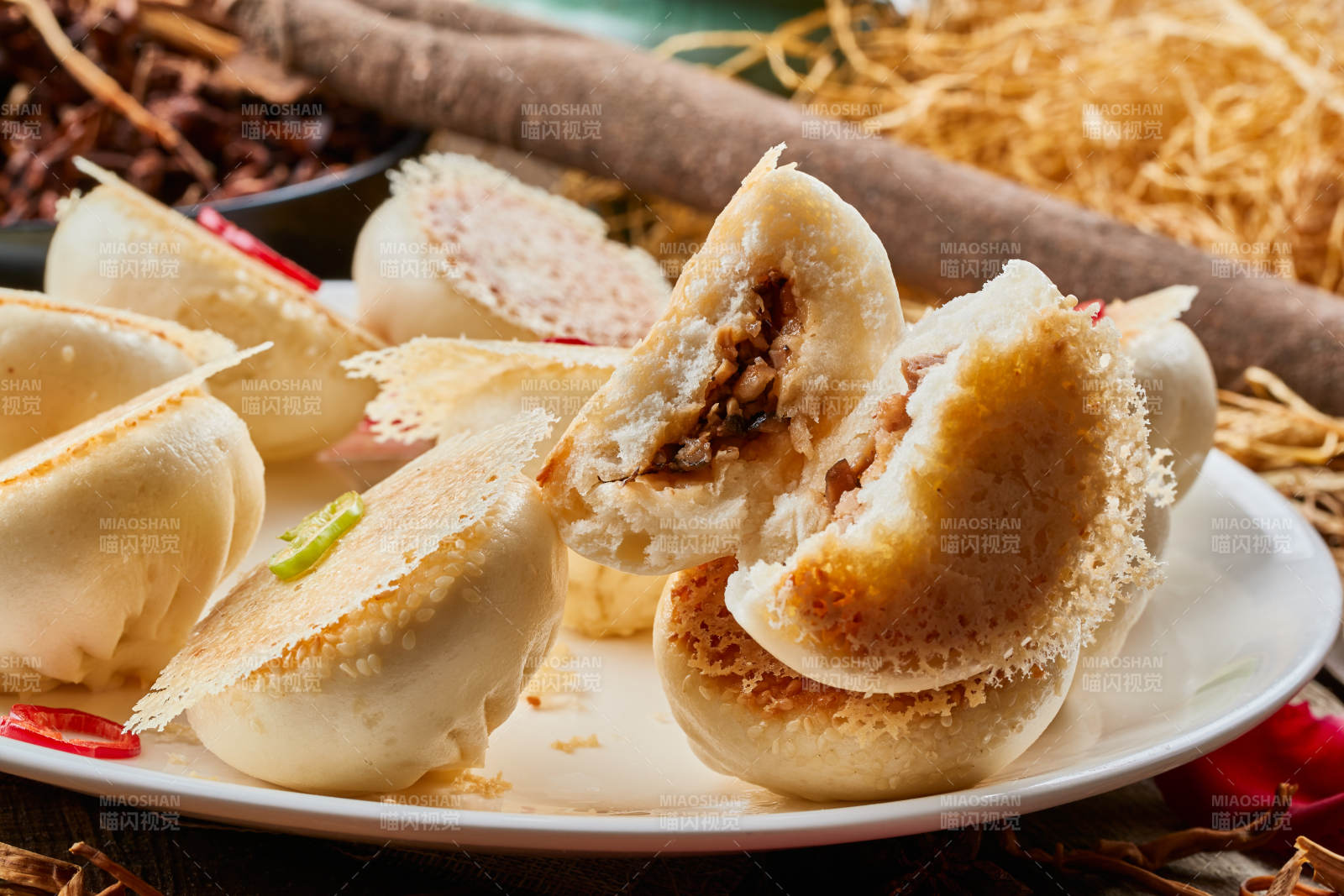 陈旧木板上的圆瓷盘装的水煎渔网酱肉包