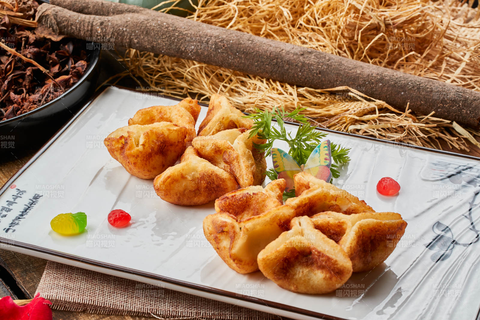 陈旧木板山的长方形瓷盘装的油炸虾仁薯角