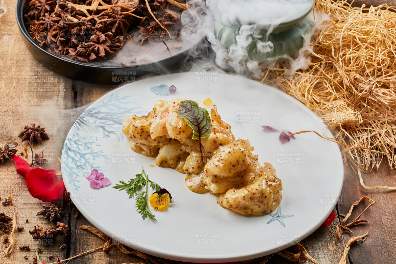 陈旧木板上的圆形瓷盘装的藜麦焗虾球