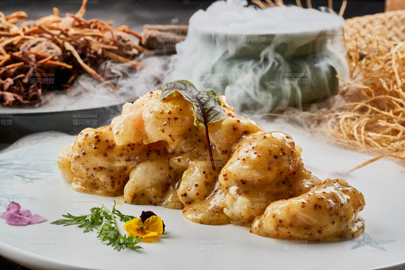 陈旧木板上的圆形瓷盘装的藜麦焗虾球