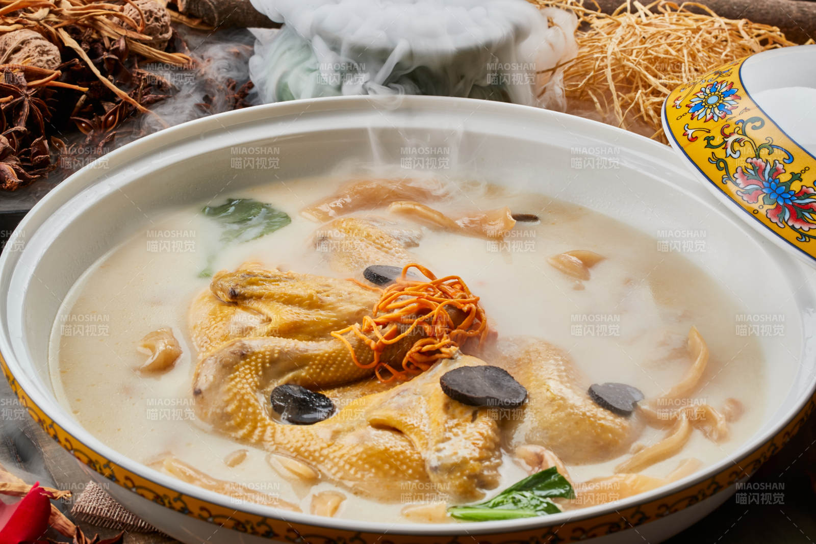 陈旧木板上的圆瓷汤盆装的花胶葛根炖柴鸡汤