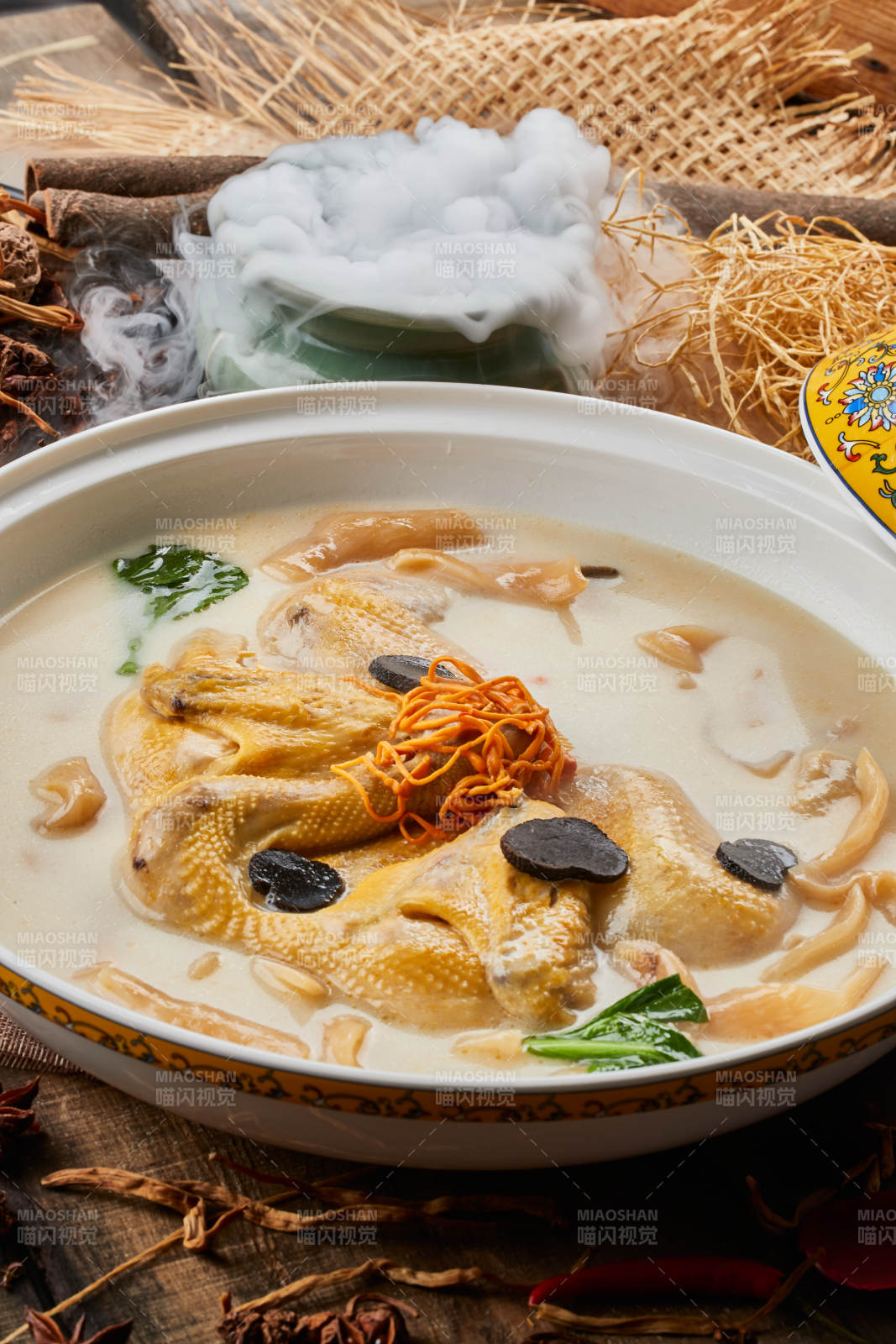 陈旧木板上的圆瓷汤盆装的花胶葛根炖柴鸡汤