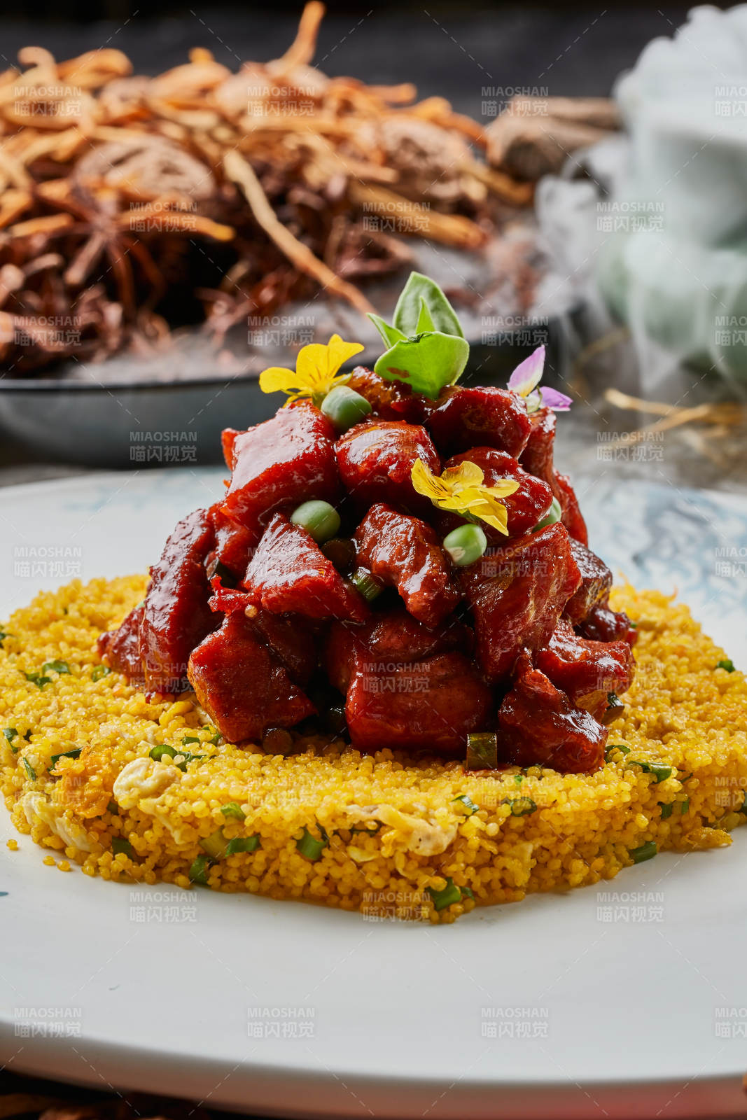 圓瓷盤裝的里脊小米飯里脊蓋飯