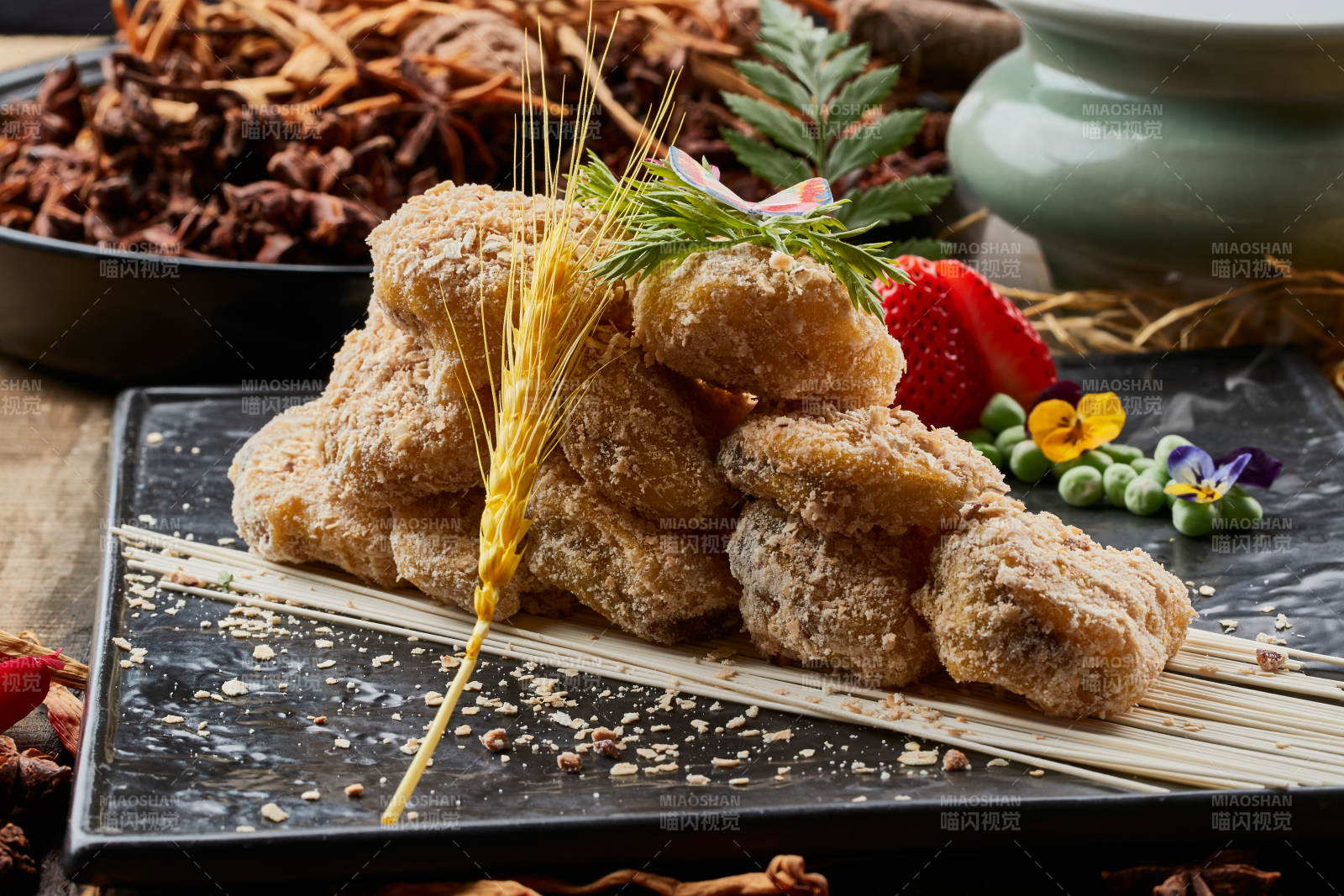 陳舊木板上的黑石盤裝的麥香紅豆泥茄盒