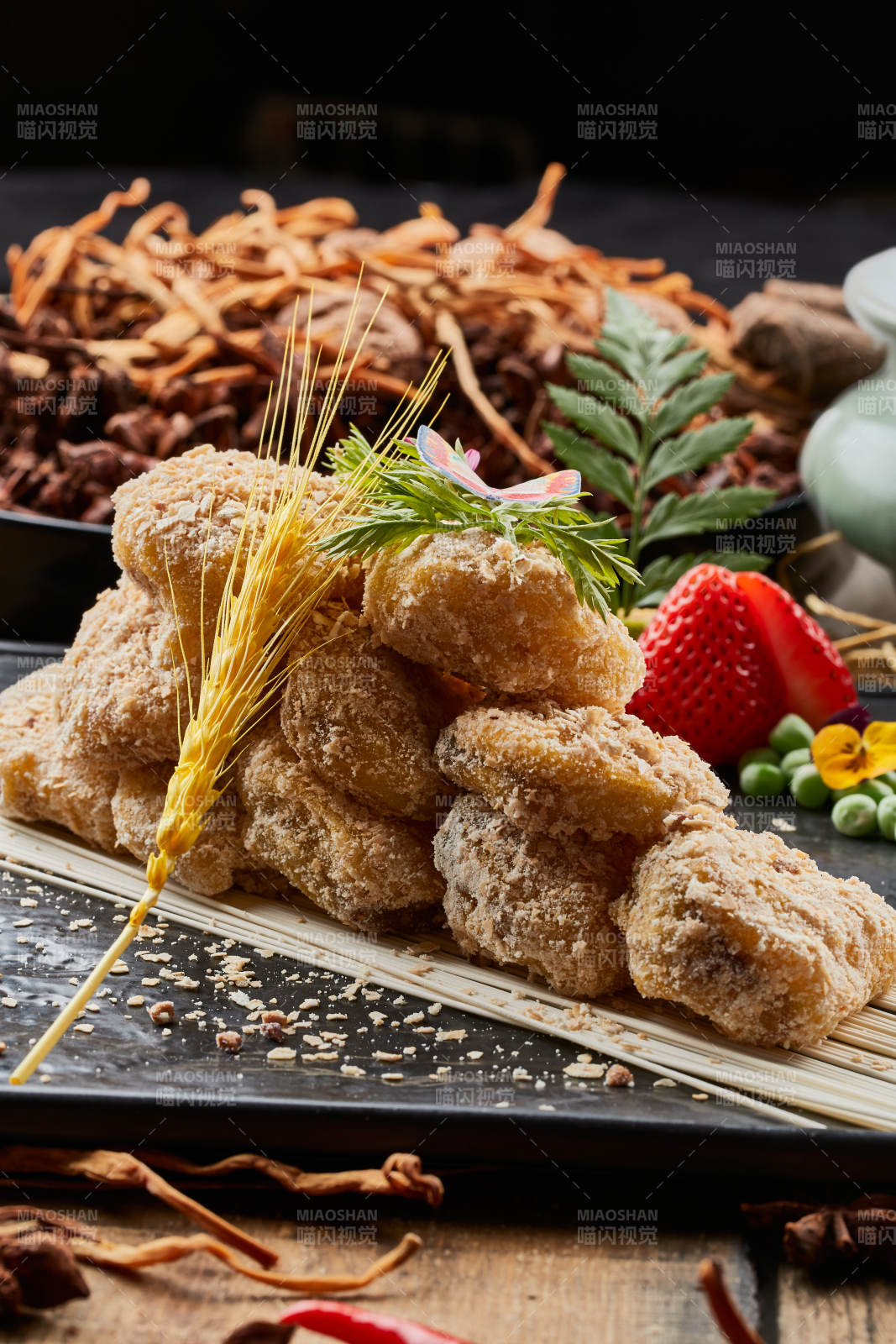 陳舊木板上的黑石盤裝的麥香紅豆泥茄盒