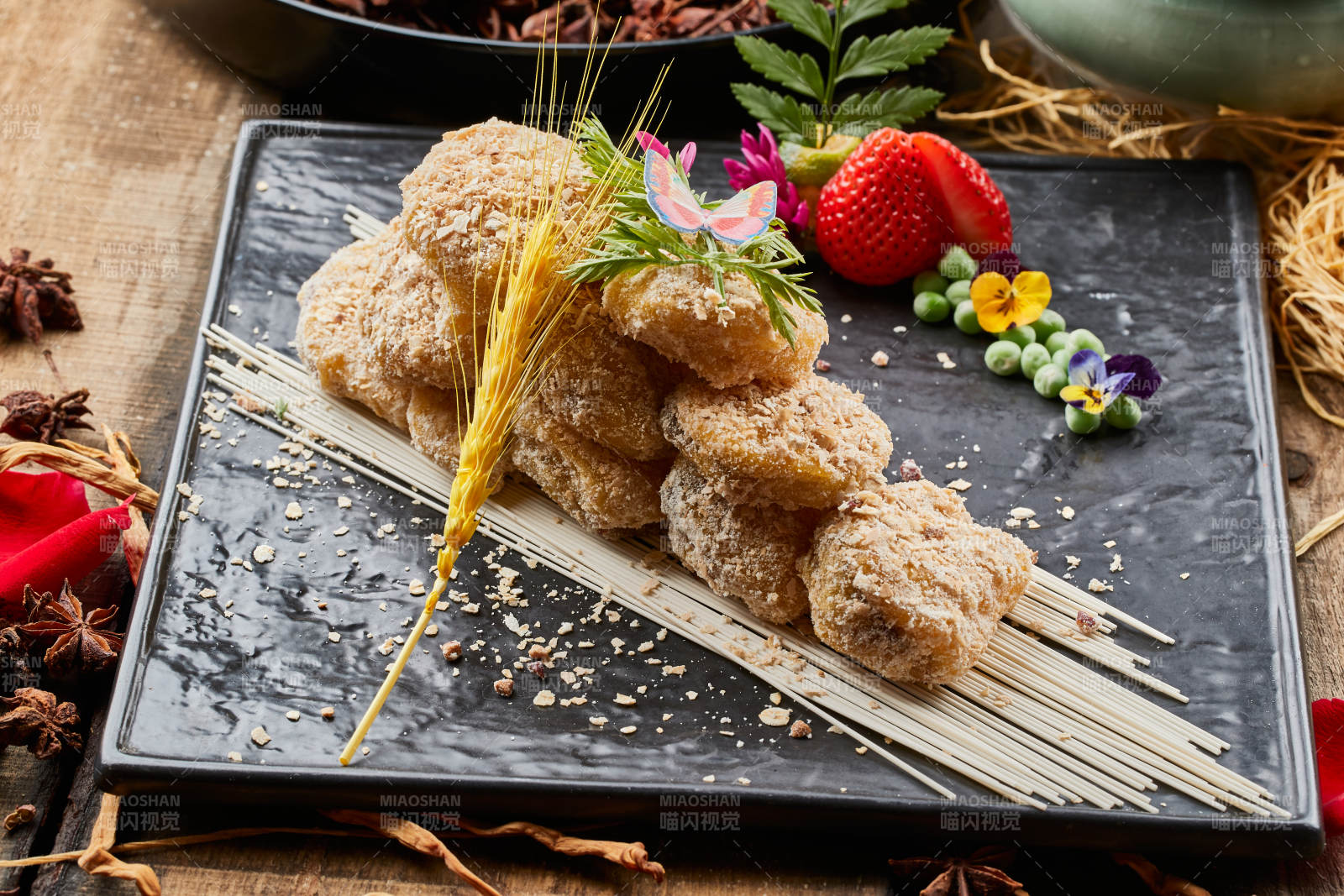 陳舊木板上的黑石盤裝的麥香紅豆泥茄盒