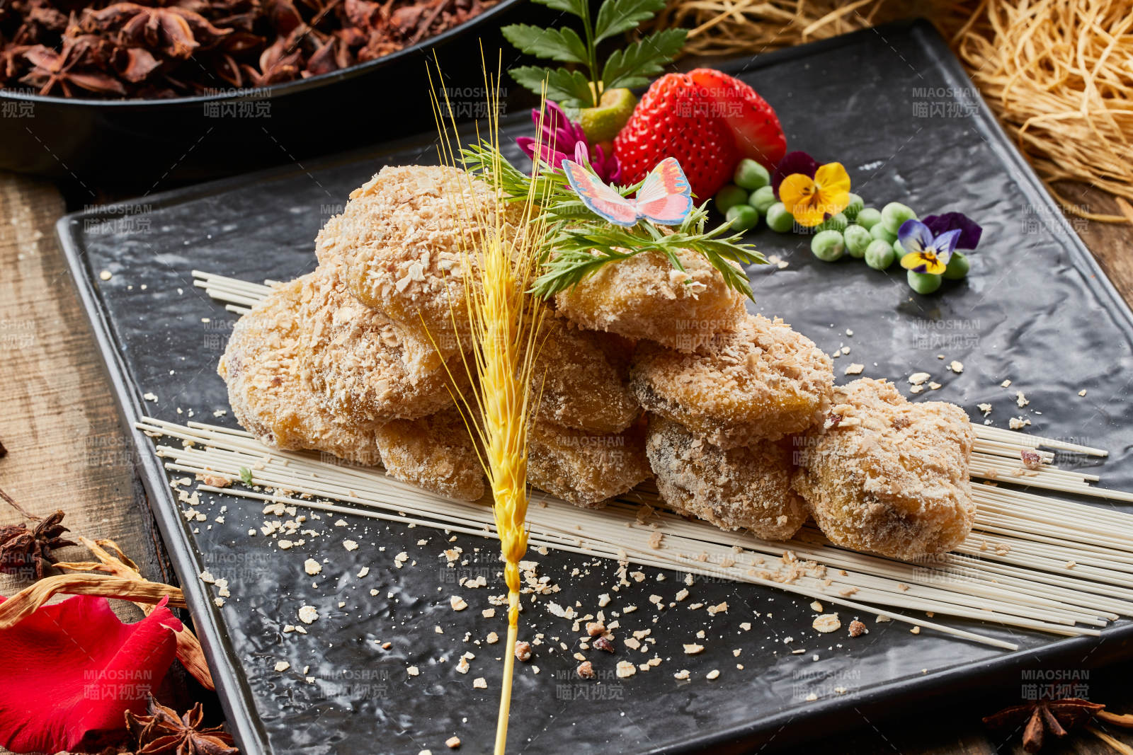 陳舊木板上的黑石盤裝的麥香紅豆泥茄盒