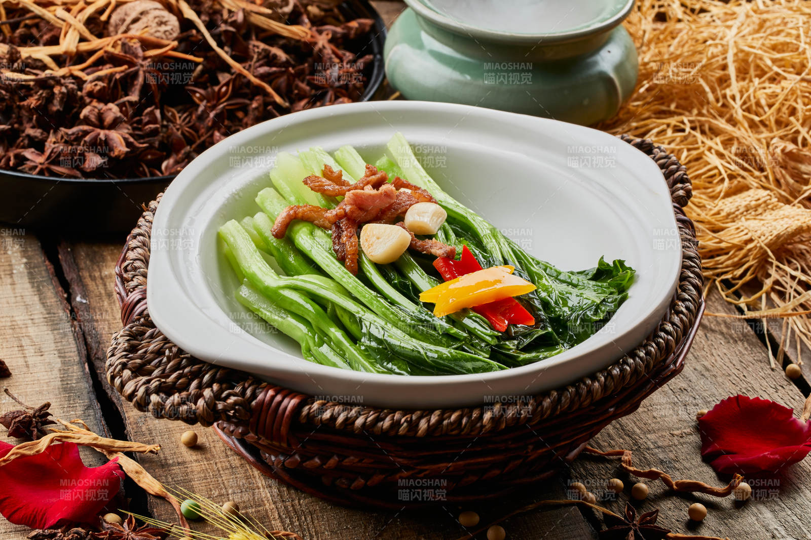 陳舊木板上的白色砂鍋裝的蒜香里脊芥藍煲