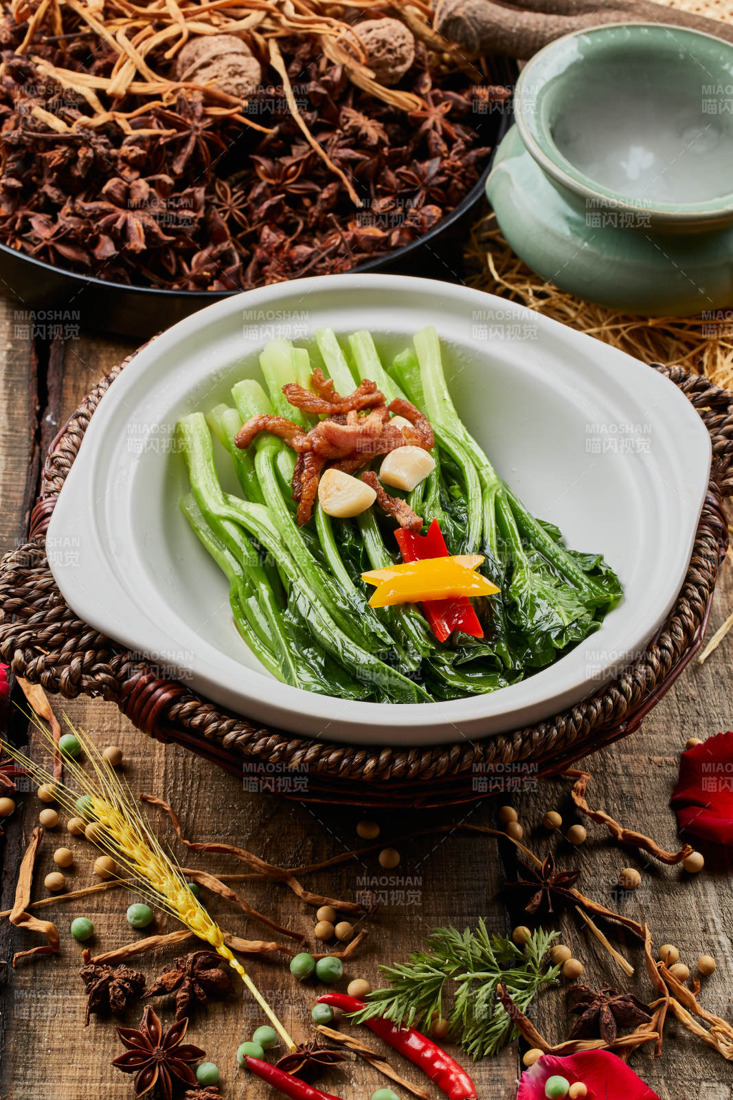 陳舊木板上的白色砂鍋裝的蒜香里脊芥藍煲