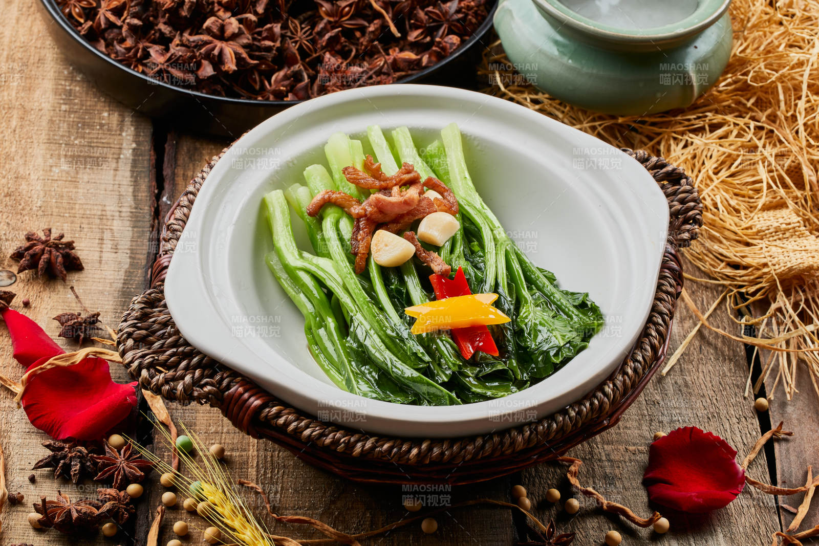 陳舊木板上的白色砂鍋裝的蒜香里脊芥藍煲