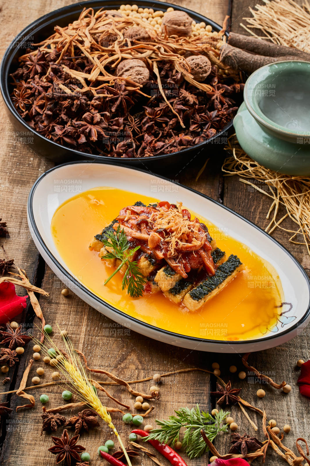 船型瓷盤裝的濃湯山珍菌海苔釀豆腐