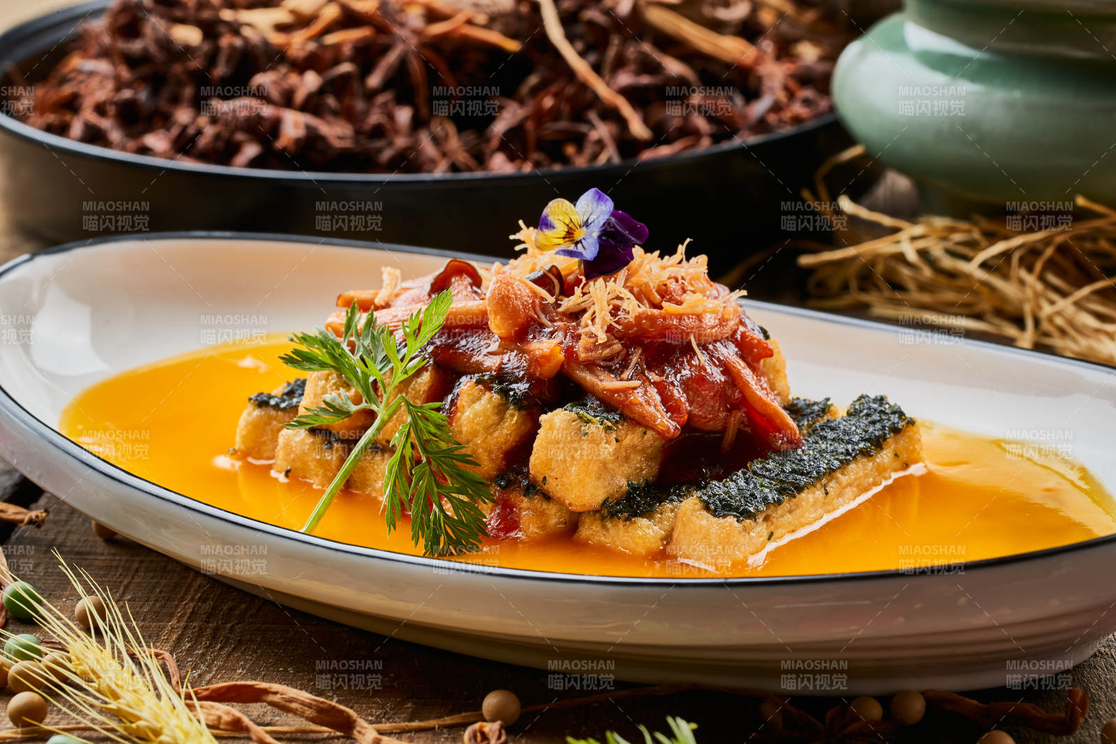 船型瓷盤裝的濃湯山珍菌海苔釀豆腐