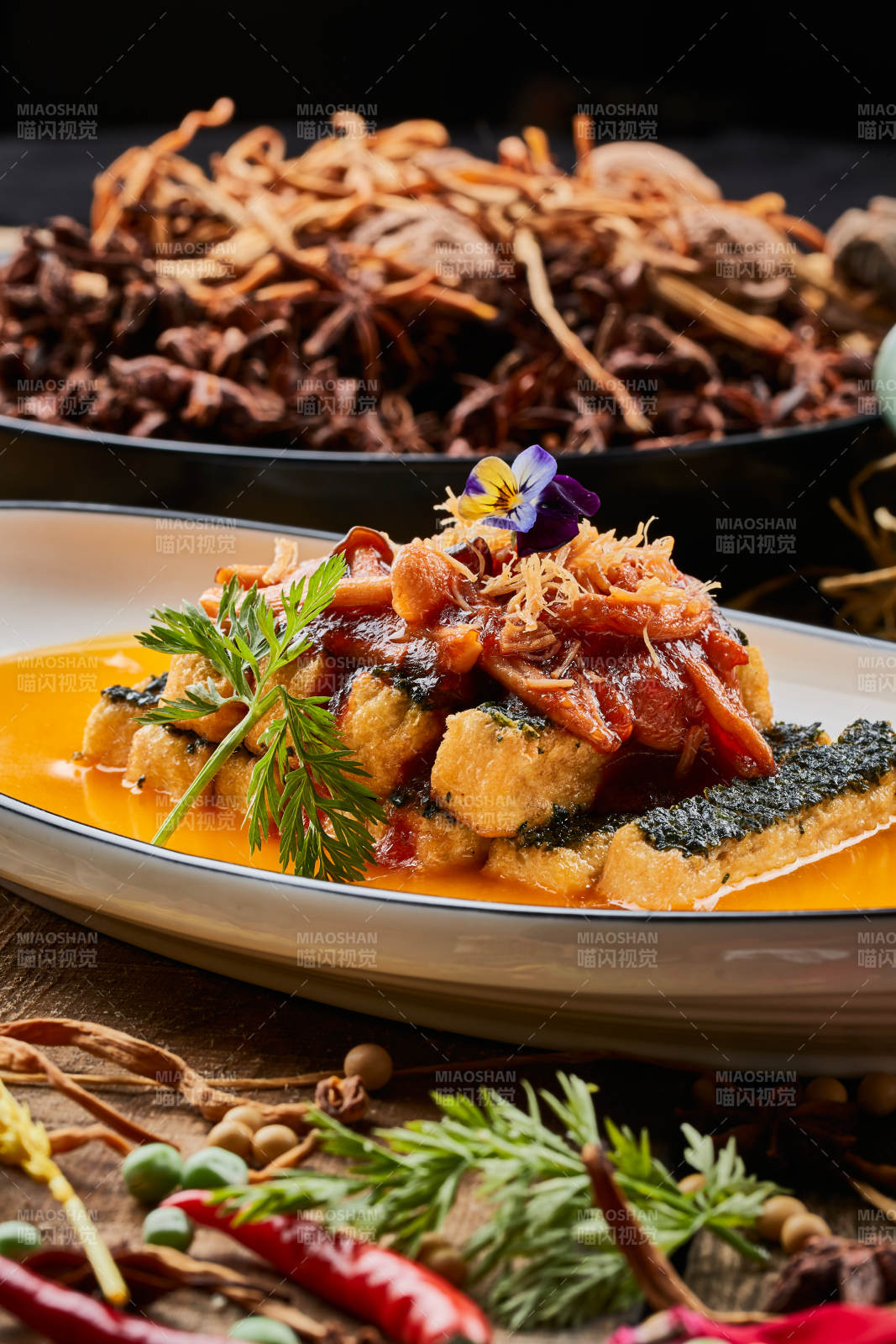 船型瓷盤裝的濃湯山珍菌海苔釀豆腐