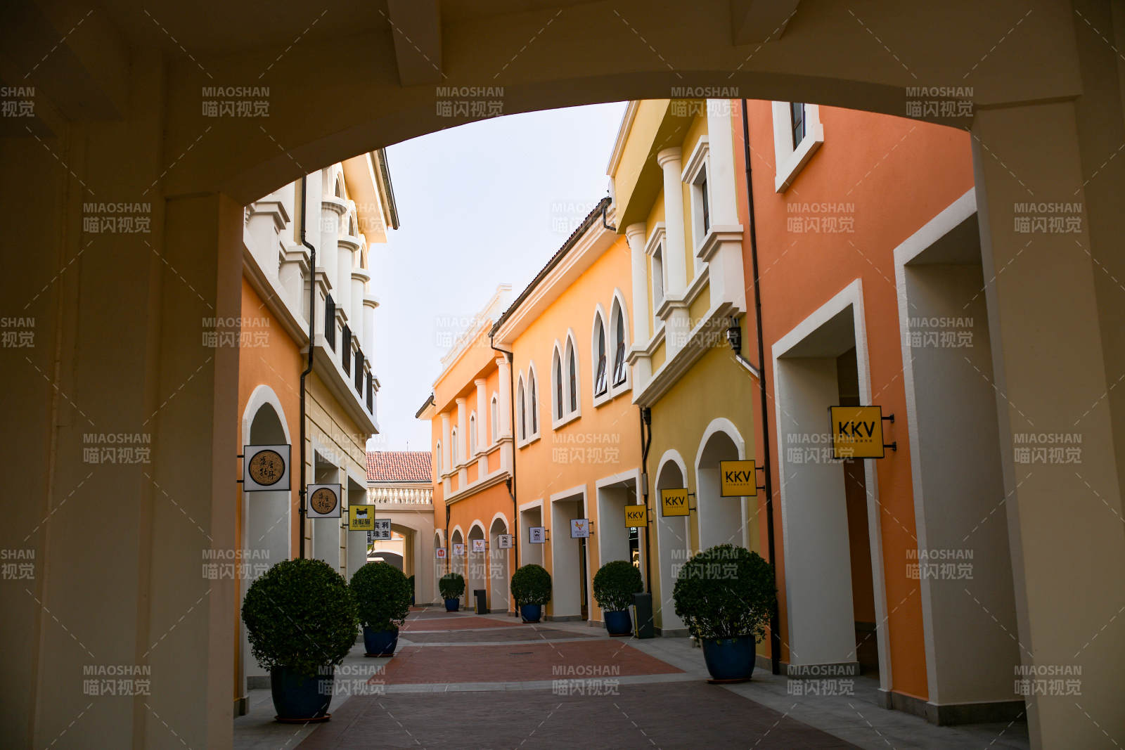 拱門下的彩色街景