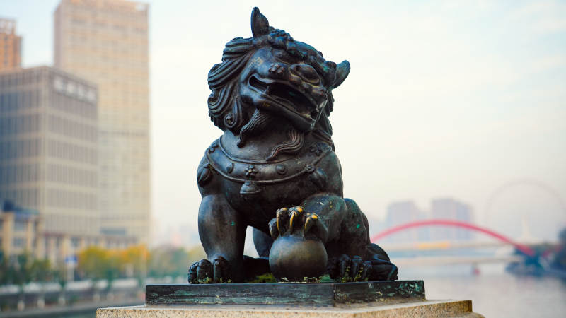 天津狮子桥铜狮守望城市风光