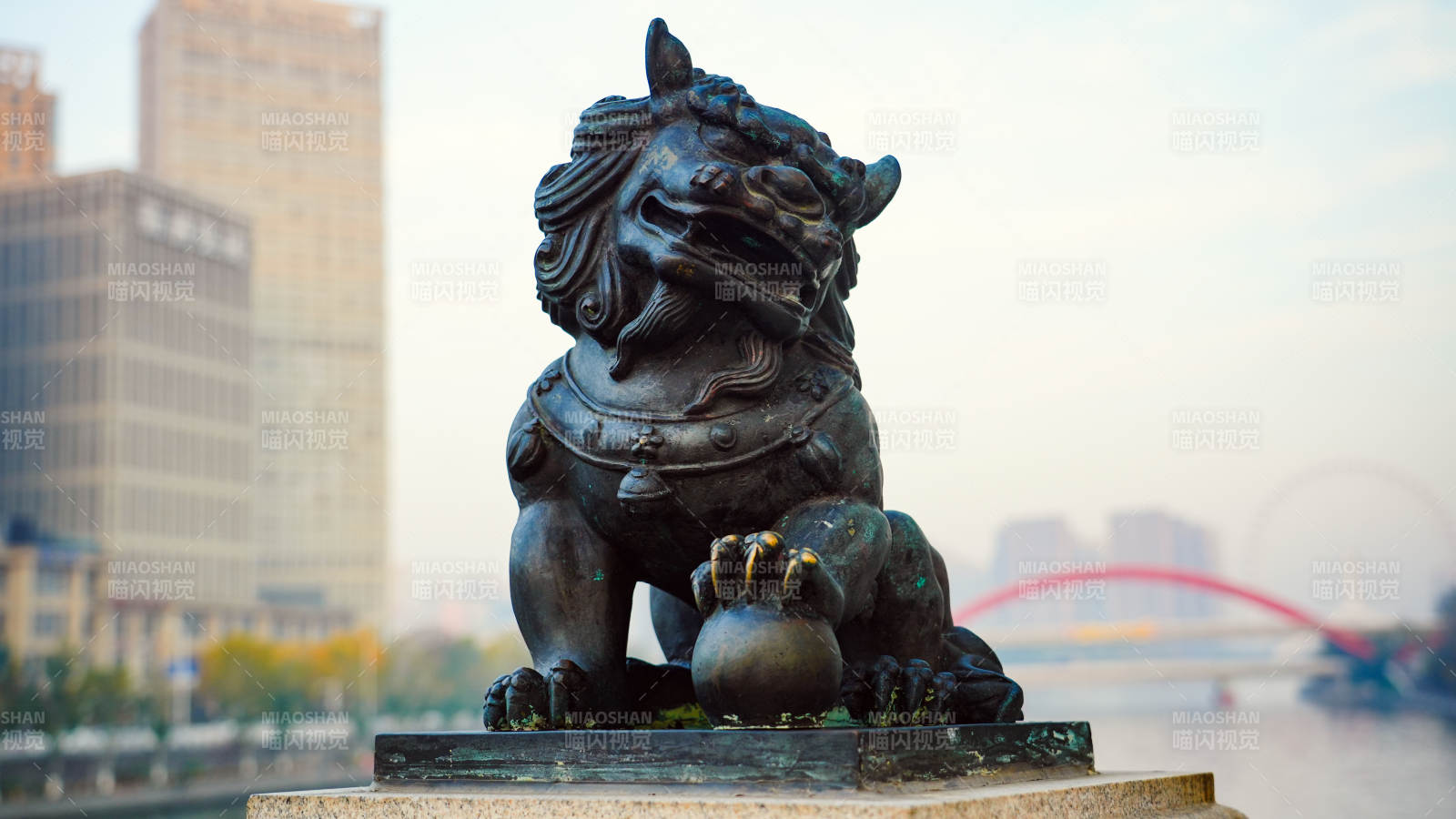 天津狮子桥铜狮守望城市风光