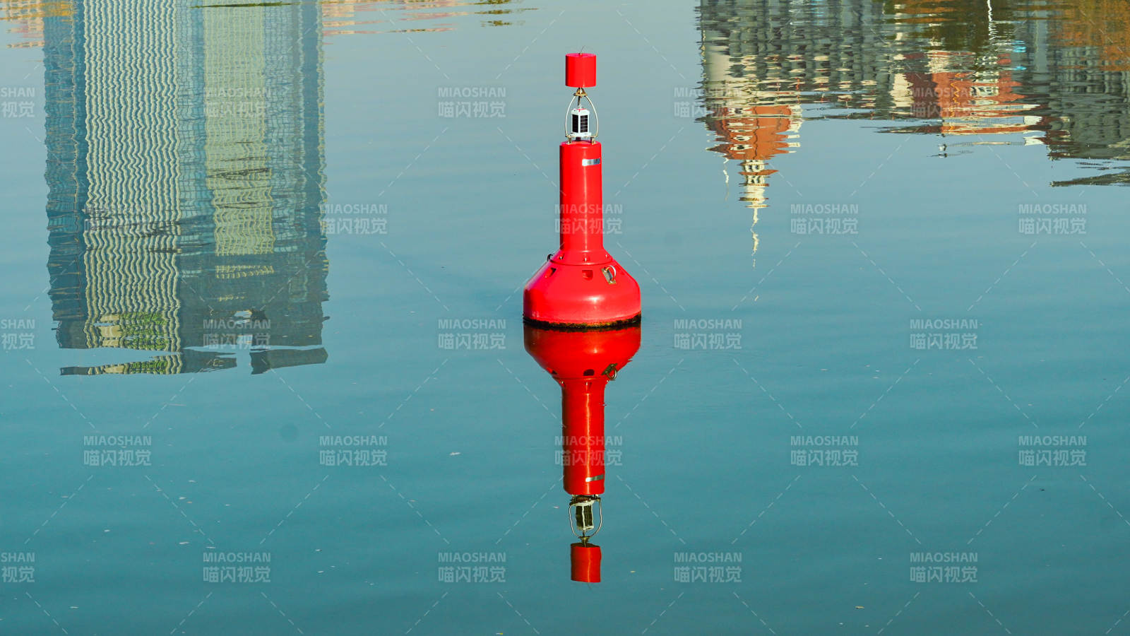 红浮标静泊水面