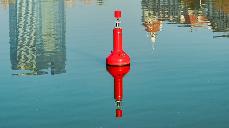 红浮标静泊水面