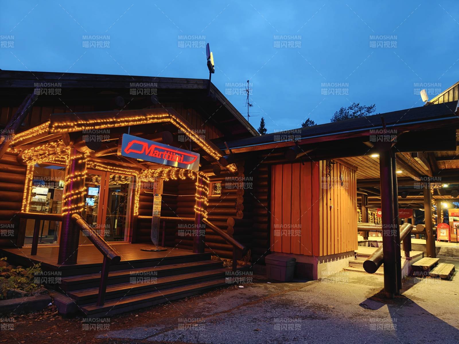 北极圈夜晚木屋餐厅灯火辉煌