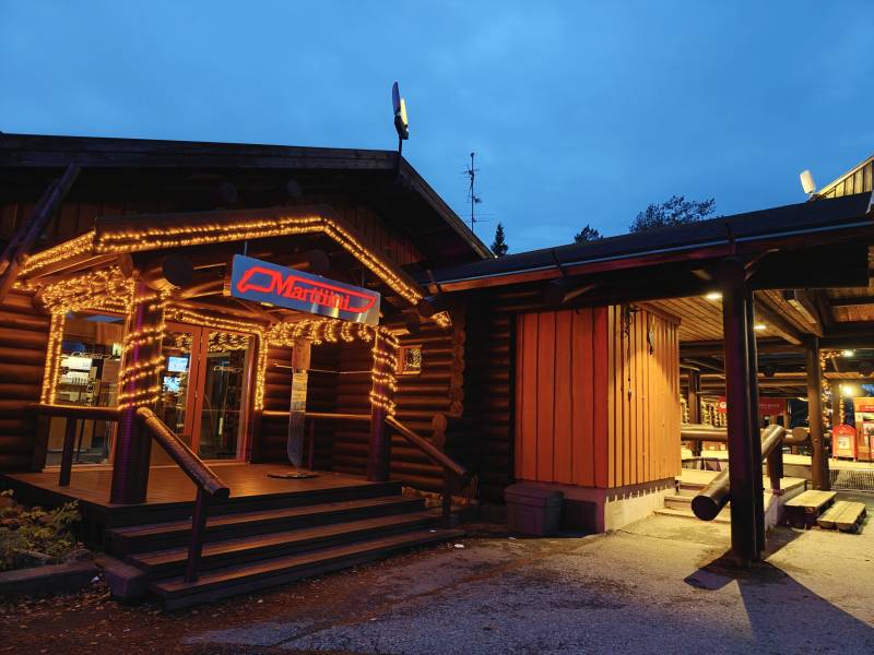 北极圈夜晚木屋餐厅灯火辉煌