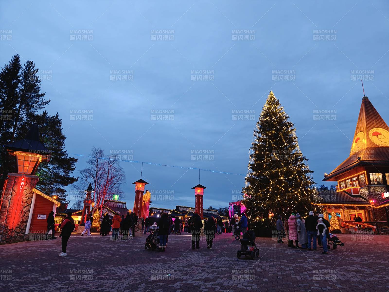 北极圈圣诞夜市灯火辉煌