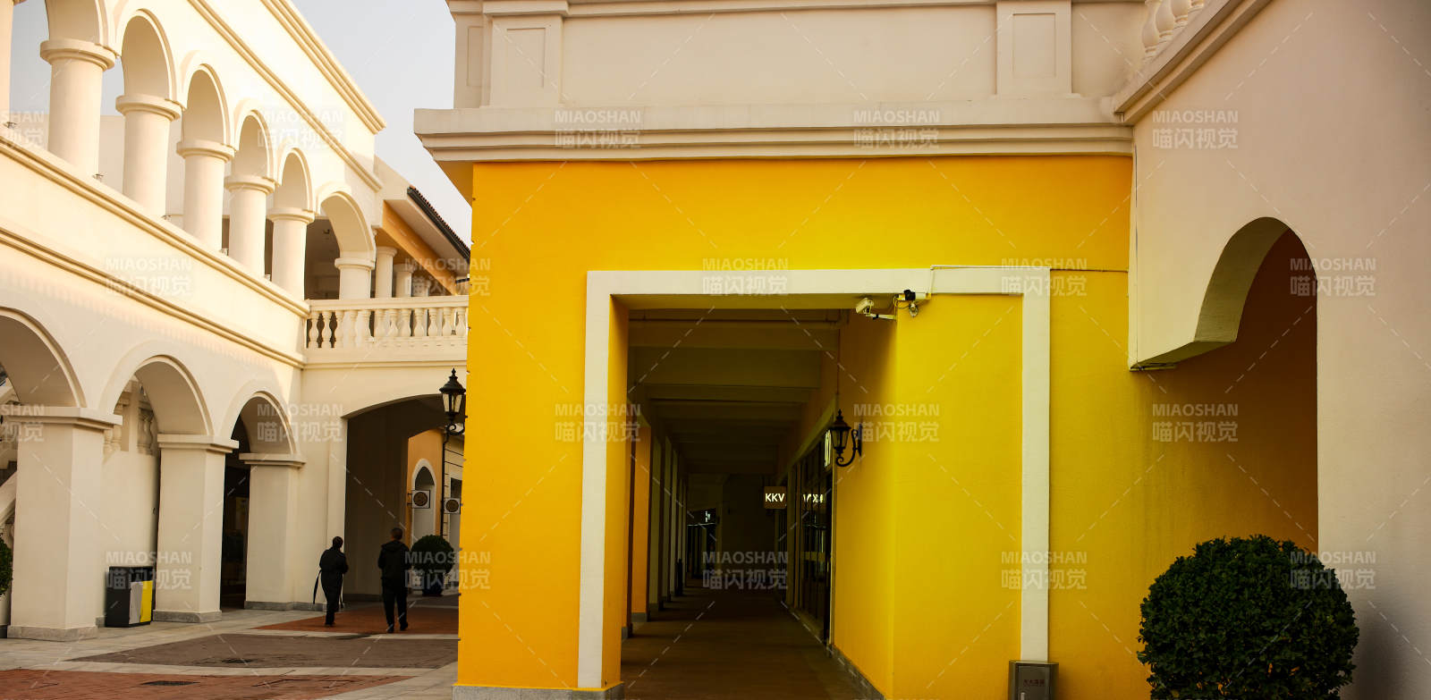 黃色拱廊通道