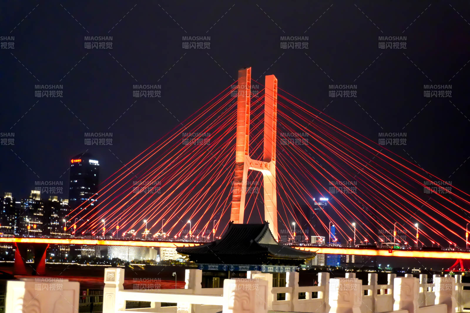 夜幕下的紅色大橋