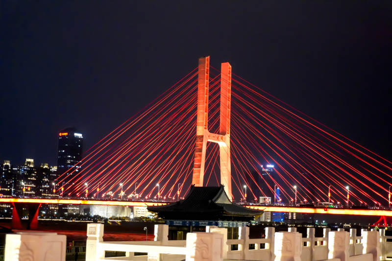 夜幕下的紅色大橋