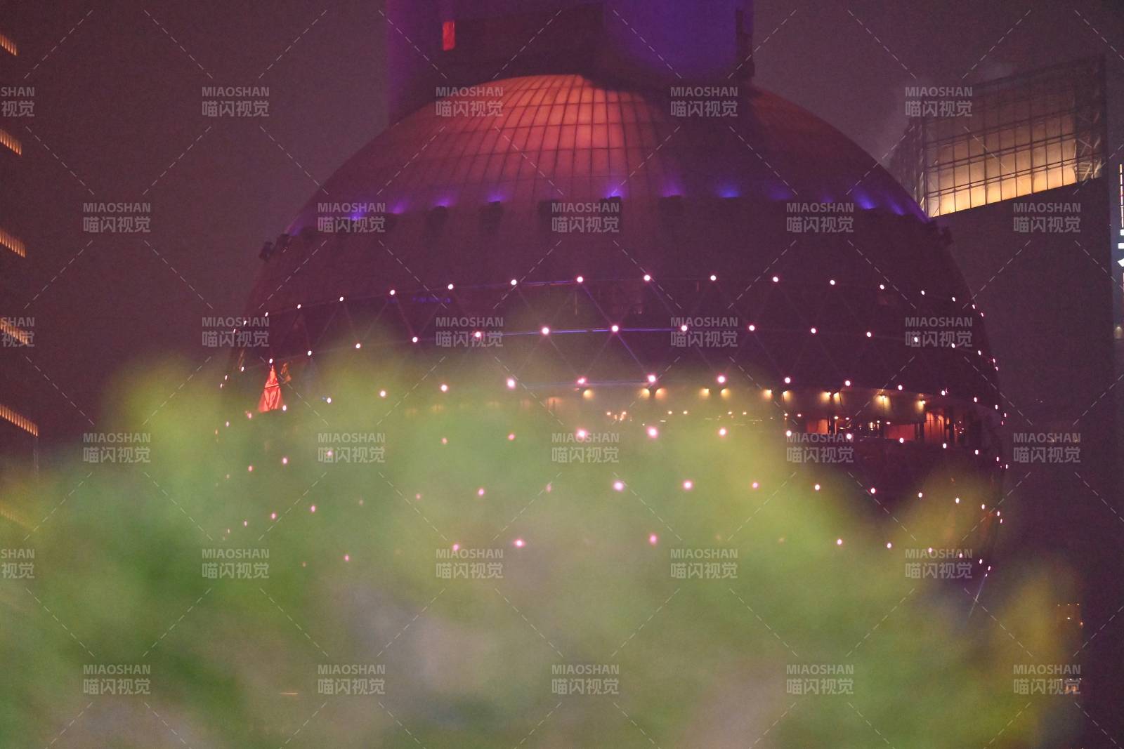 夜幕下的球形建筑-東方明珠塔
