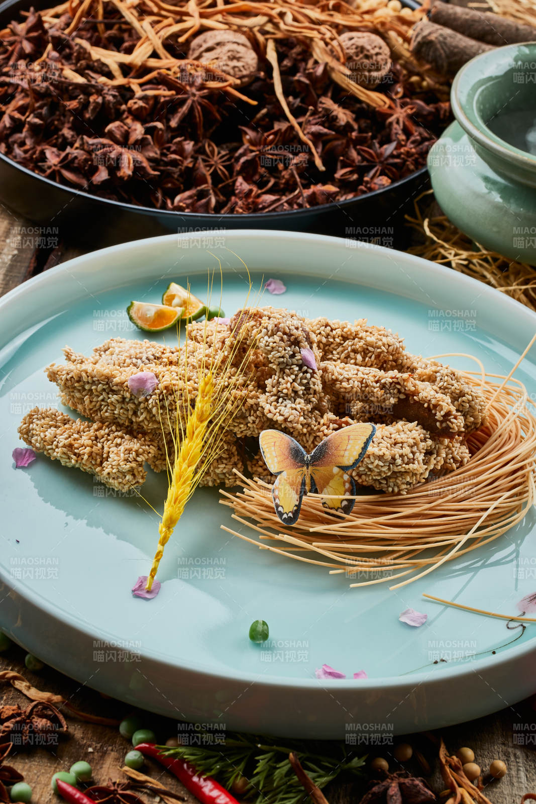 陈旧木板上的青釉圆瓷盘装的麻仁红薯