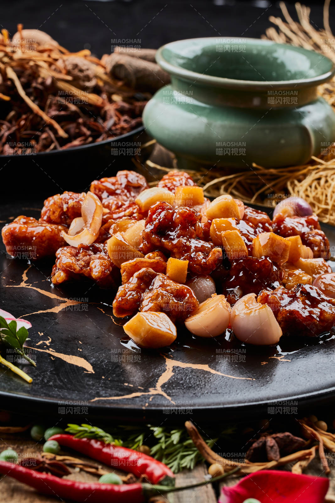 陈旧木板上的黑石盘装的土豆小洋葱炸里脊