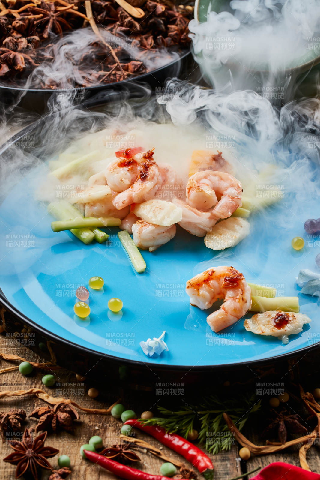 陈旧木板上的双色圆瓷盘装的芦笋山药焗虾仁图片