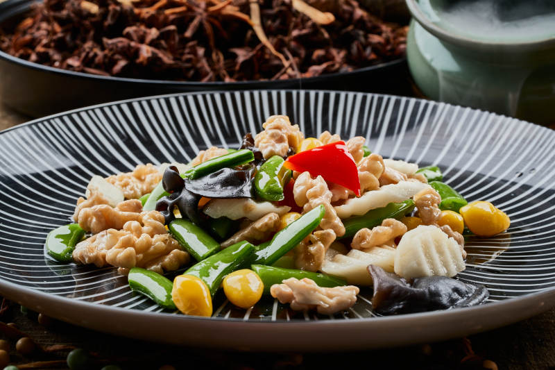 条纹圆盘装的粤式荷塘月色