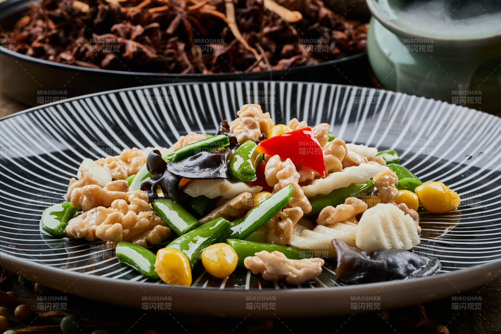 条纹圆盘装的粤式荷塘月色