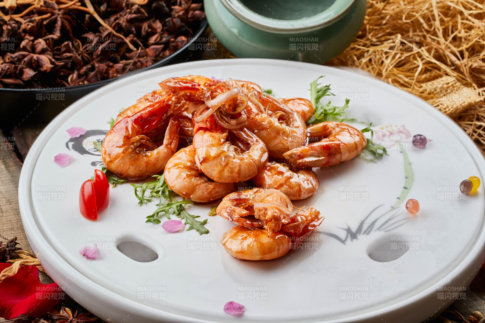陈旧木板上的圆瓷盘装的广式油爆大虾