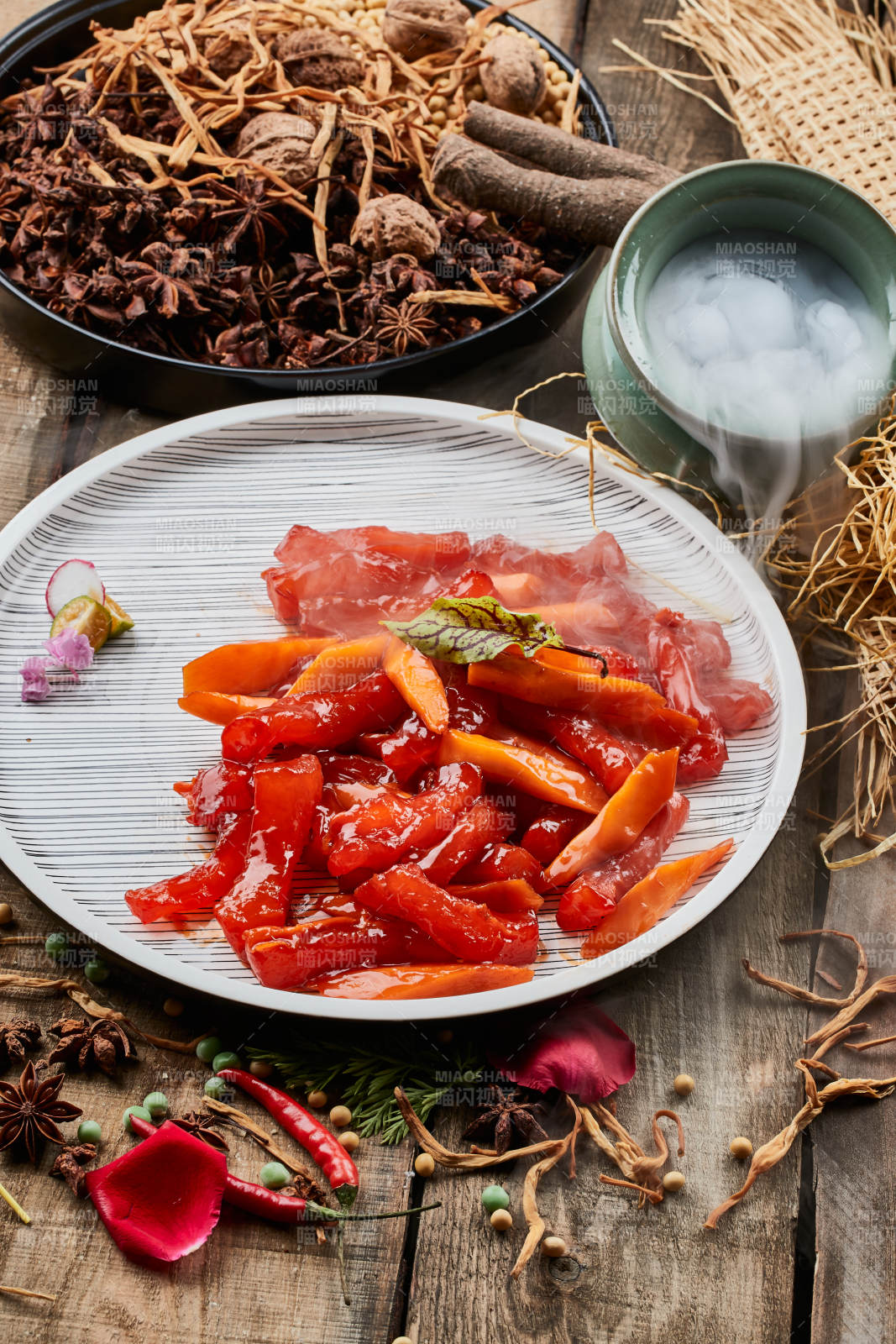 陈旧木板上的条纹圆瓷盘装的红烧蹄筋