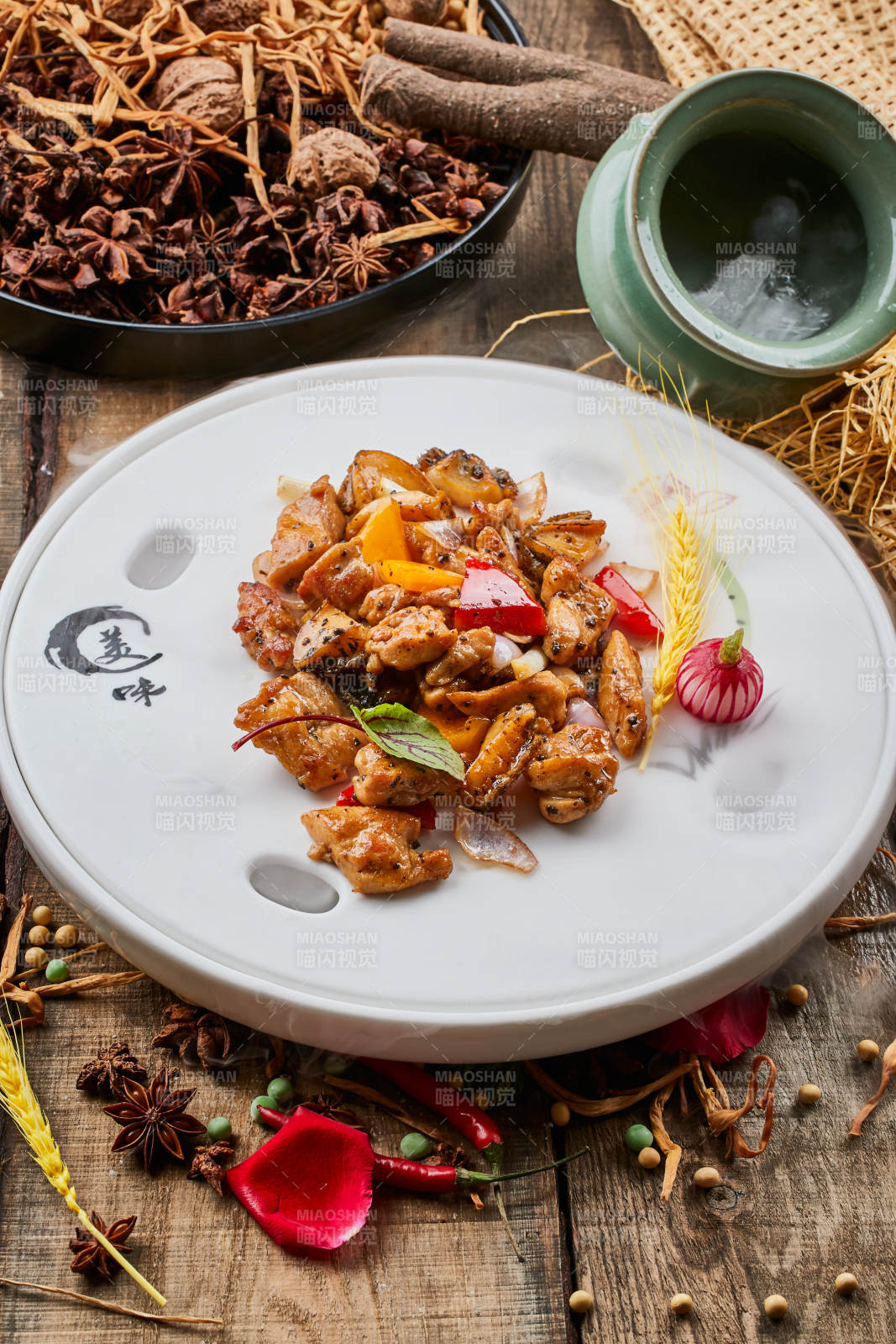 陈旧木板上的白瓷圆盘装的黑椒鲜鲍鱼烧鸡块-摄影图
