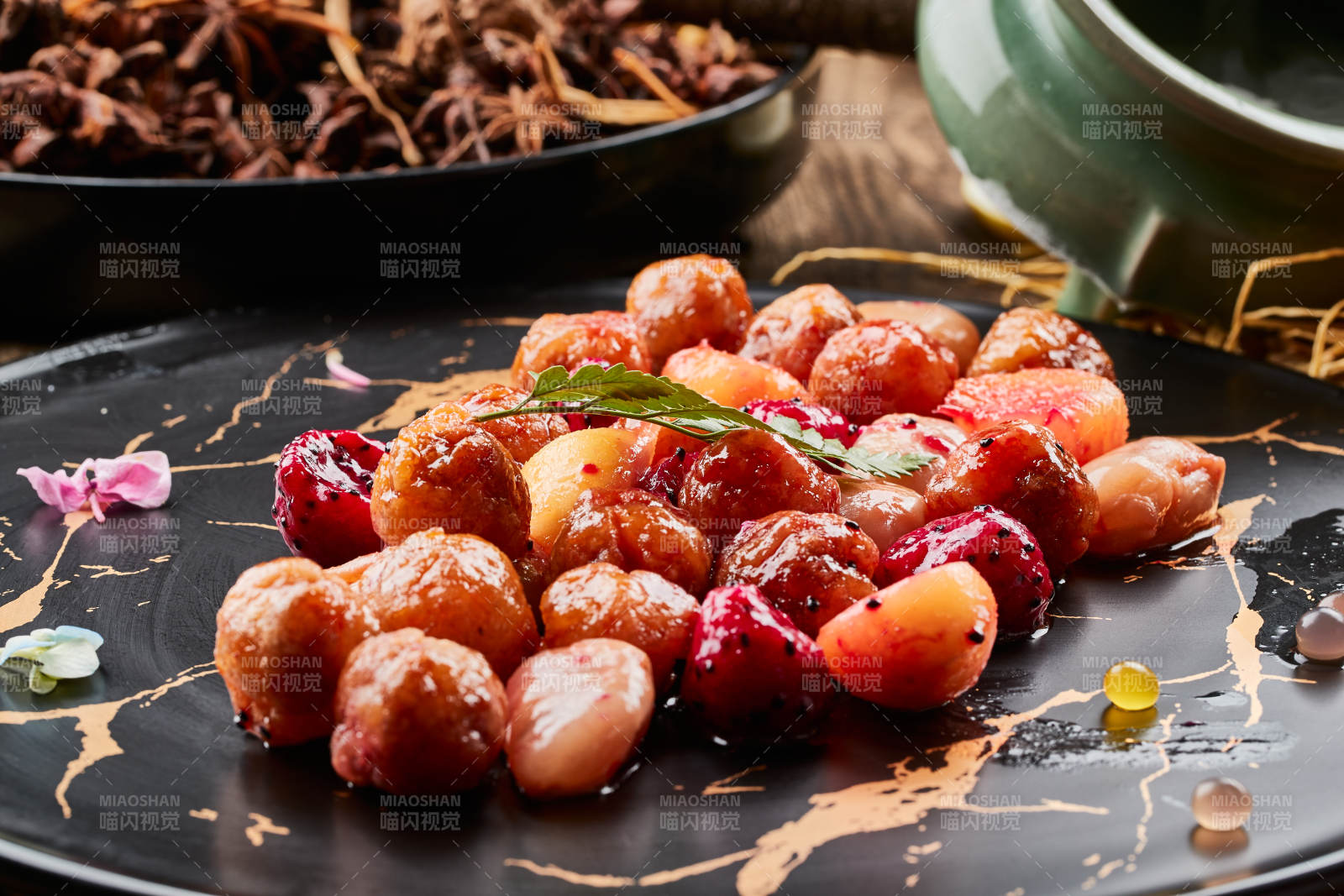 黑石盤裝的蜜汁水果魚丸