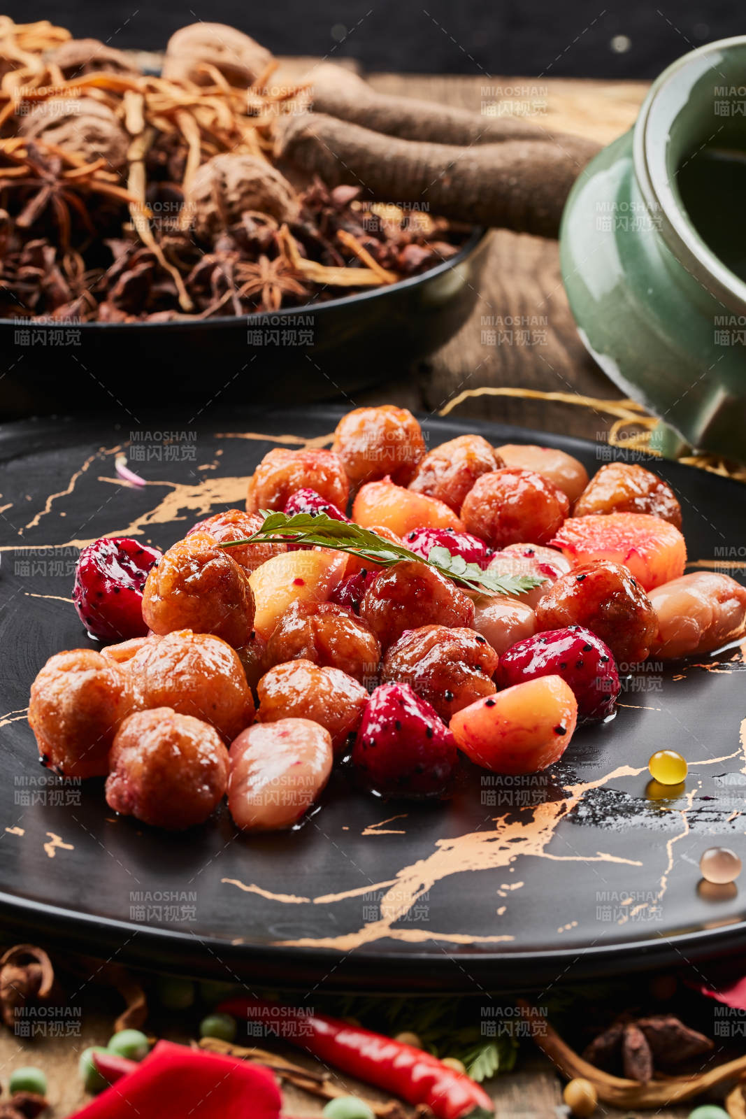 黑石盤裝的蜜汁水果魚丸