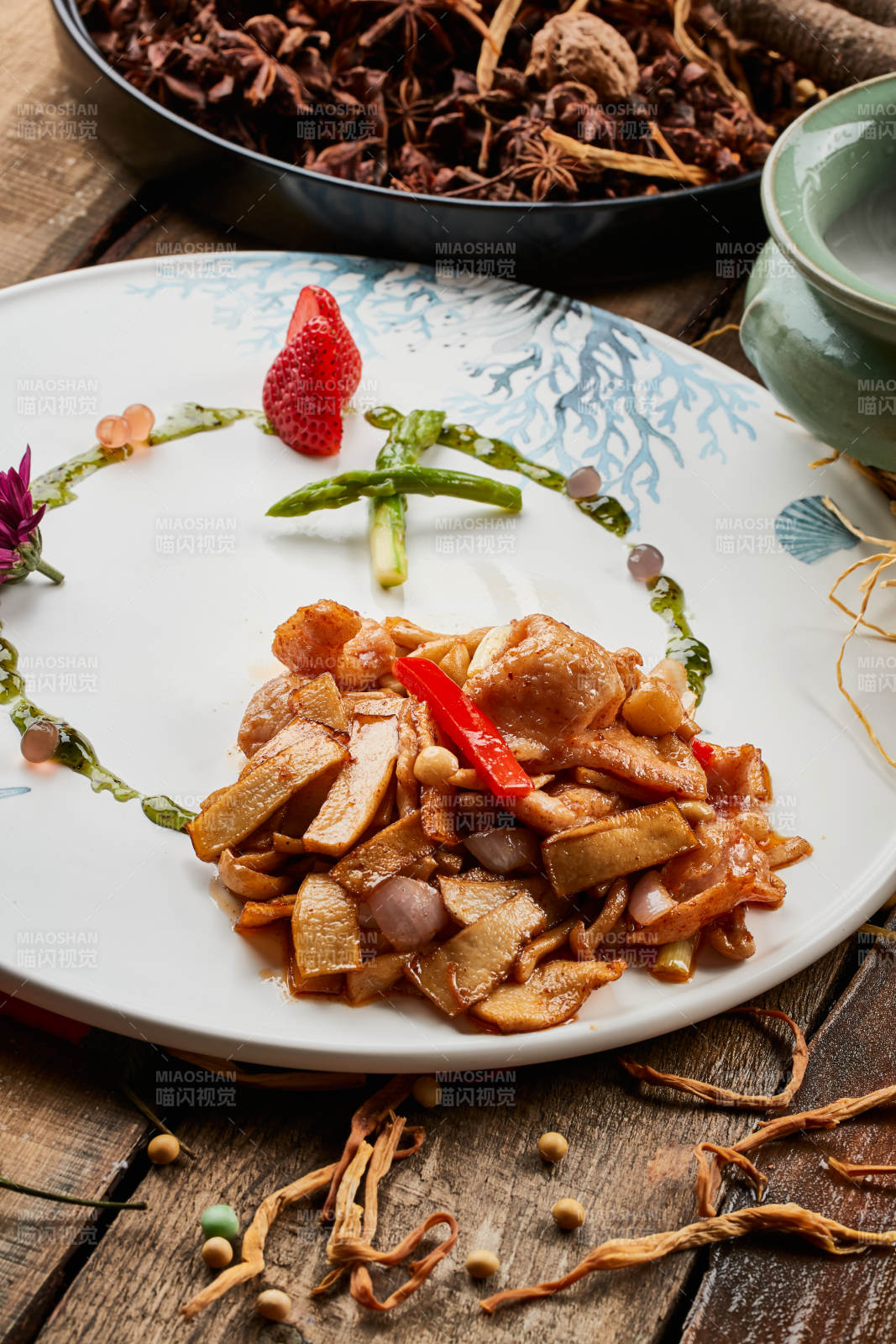 陈旧木板上的圆瓷盘装的杏鲍菇里脊肉